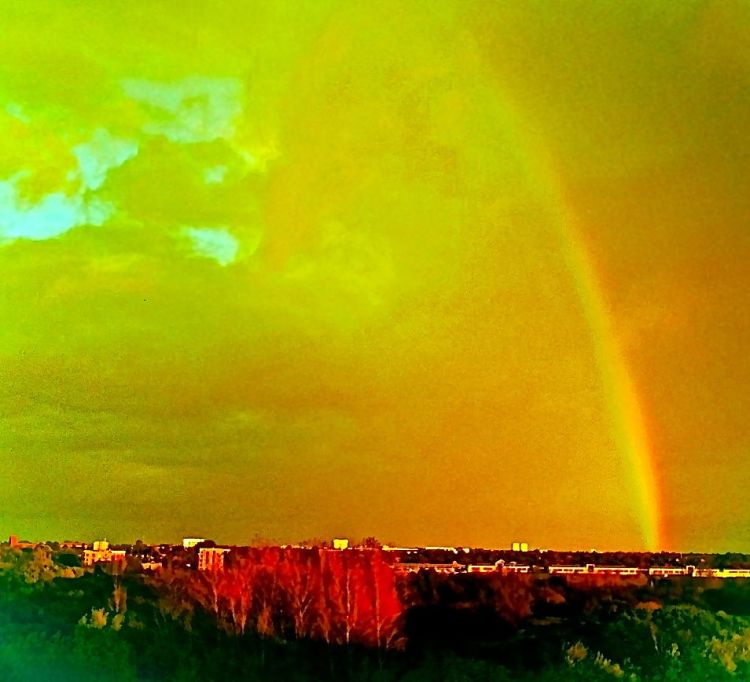- både så regnbuen uden ende og regnbuen med ende. Og lærte at acceptere, at hverken den ene eller den anden nødvendigvis udløser den skat, som de gemmer på