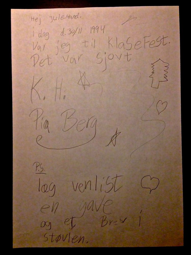 Som ni-årig eksperimenterede jeg åbenbart med julestøvle frem for broderet kalender, og derfor ville jeg lige informere julemanden om den lille ændring, så han ikke blev forvirret. I øvrigt ved jeg ikke, hvad en klasefest er. Muligvis noget med druer ...