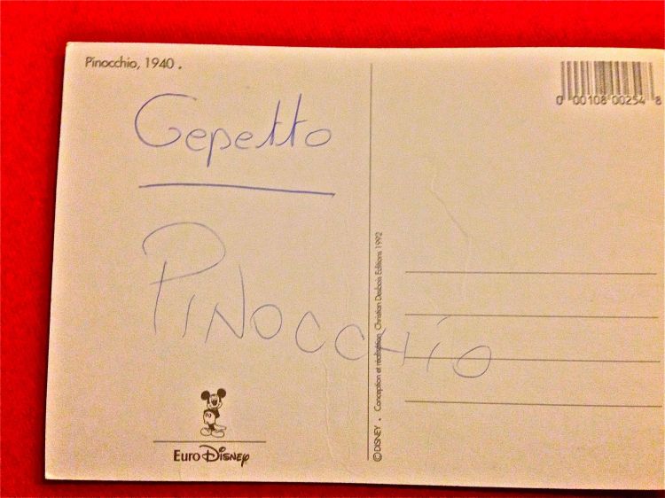 Yderst important autografkort, som er fuldstændig umuligt at smide ud. Jeg tør slet ikke tænke på, hvor værdifuldt det ville være, hvis krasseren rent faktisk var blevet sat af en rigtig kendis frem for en fransk ungarbejder i for stort kostume ...